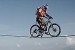 Video: Mountain biker rides tightrope - VeloNews.com