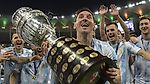 Лионель Месси (Аргентина) выиграл Кубок Америки-2021. Эмоции Месси с трофеем после победного финала с Бразилией