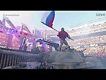 Рестлер Русев, приехал на танке с Российским флагом и под гимн России на стадион в США