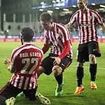 Raúl García resuelve en el minuto 94 ante un Eibar con diez jugadores. Deia, Noticias de Bizkaia