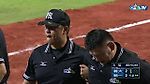 07/29 義大 vs 統一 五局下,主審楊崇煇遭到擦棒球擊中胯下,更換主審林金達