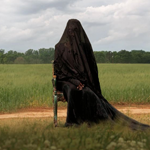 Женщина во дворе