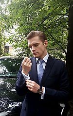 Мистер Конельяно, Мистер Конельяно