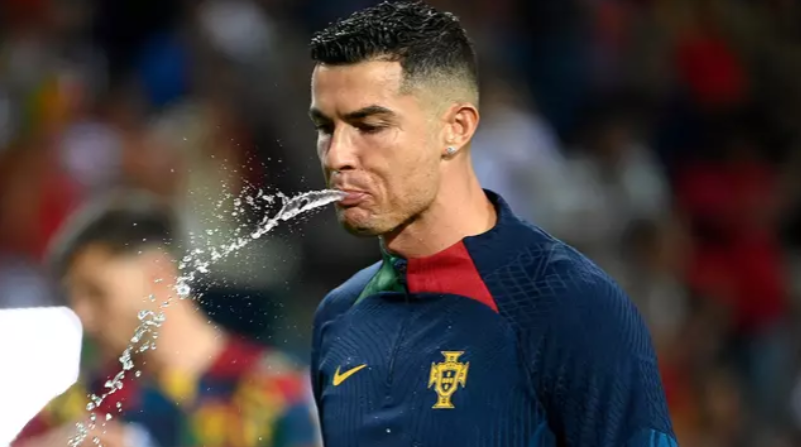 📹 Замечали, как Роналду не пьет воду, а набирает ее в рот и сплевывает? Этому есть научное объяснение