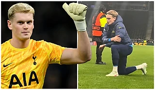 Вратарь «Тоттенхэма» Кински встал на колено перед гостевым сектором «Славии». В прошлом он играл за клуб