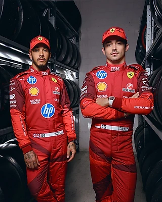 Счастливые лица гонщиков