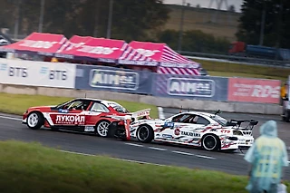 5 самых ярких аварий года в русском дрифте: крэш чемпионов и дорожка деталей за машиной