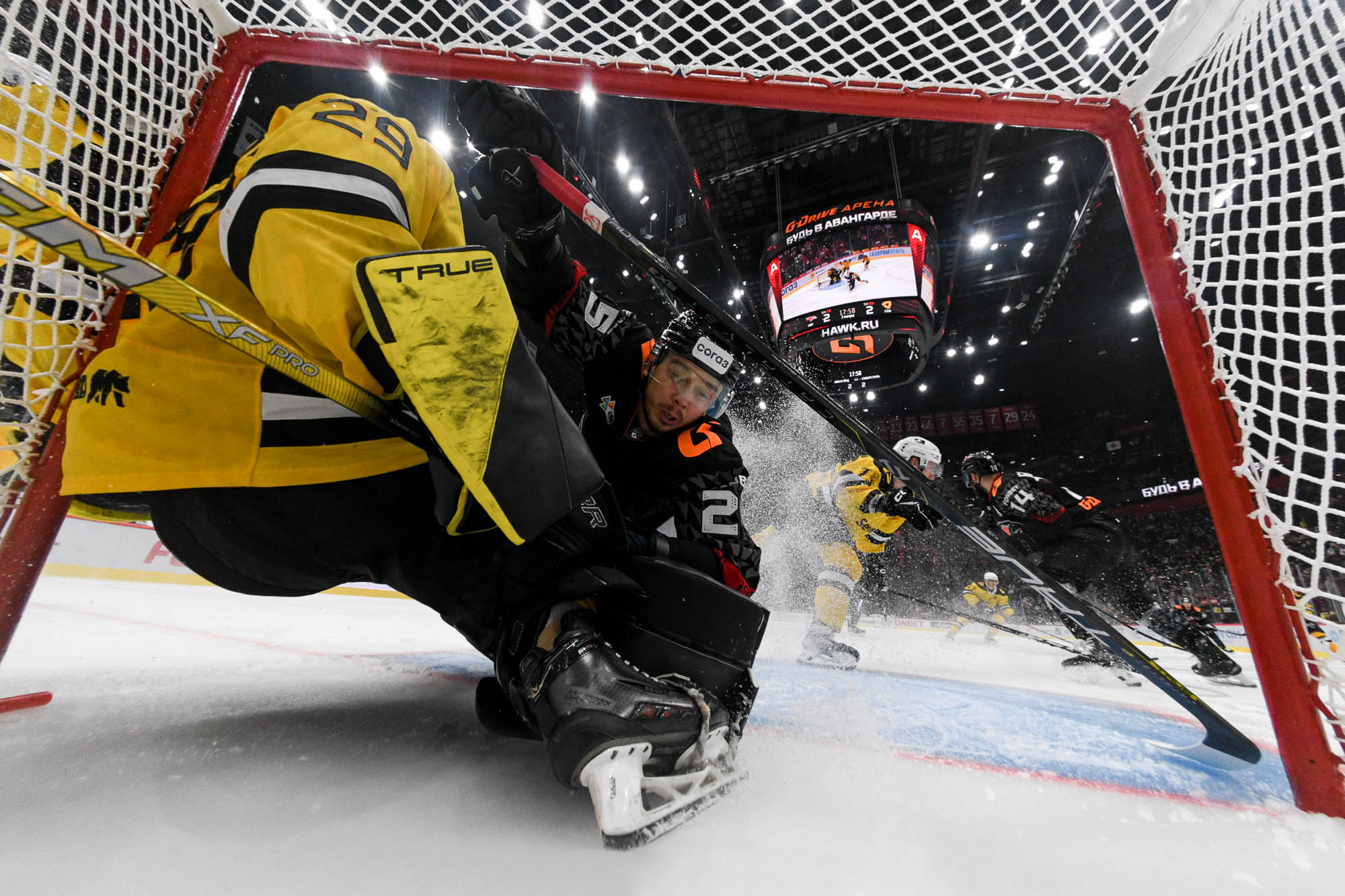 Фотография поста в ленте «Авангард» продолжает штормить: на этот раз попали под горячую молодежь «Северстали»