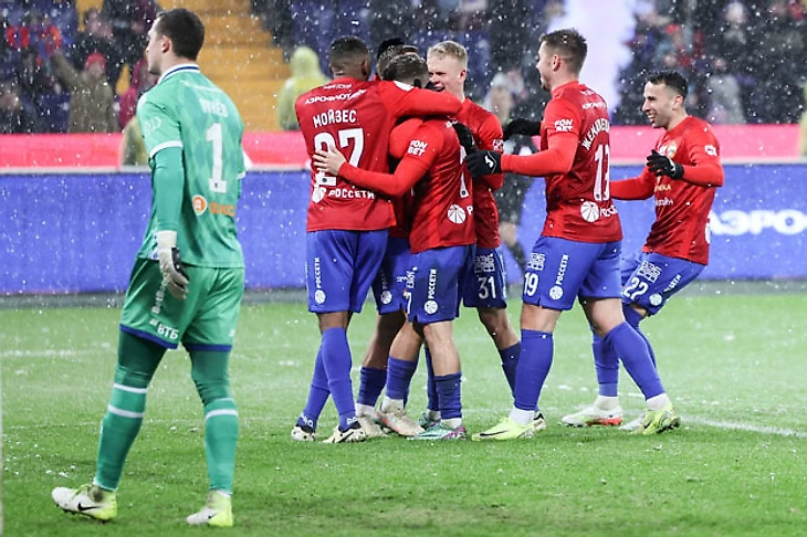 Футболисты ЦСКА празднут гол вматче против «Динамо»