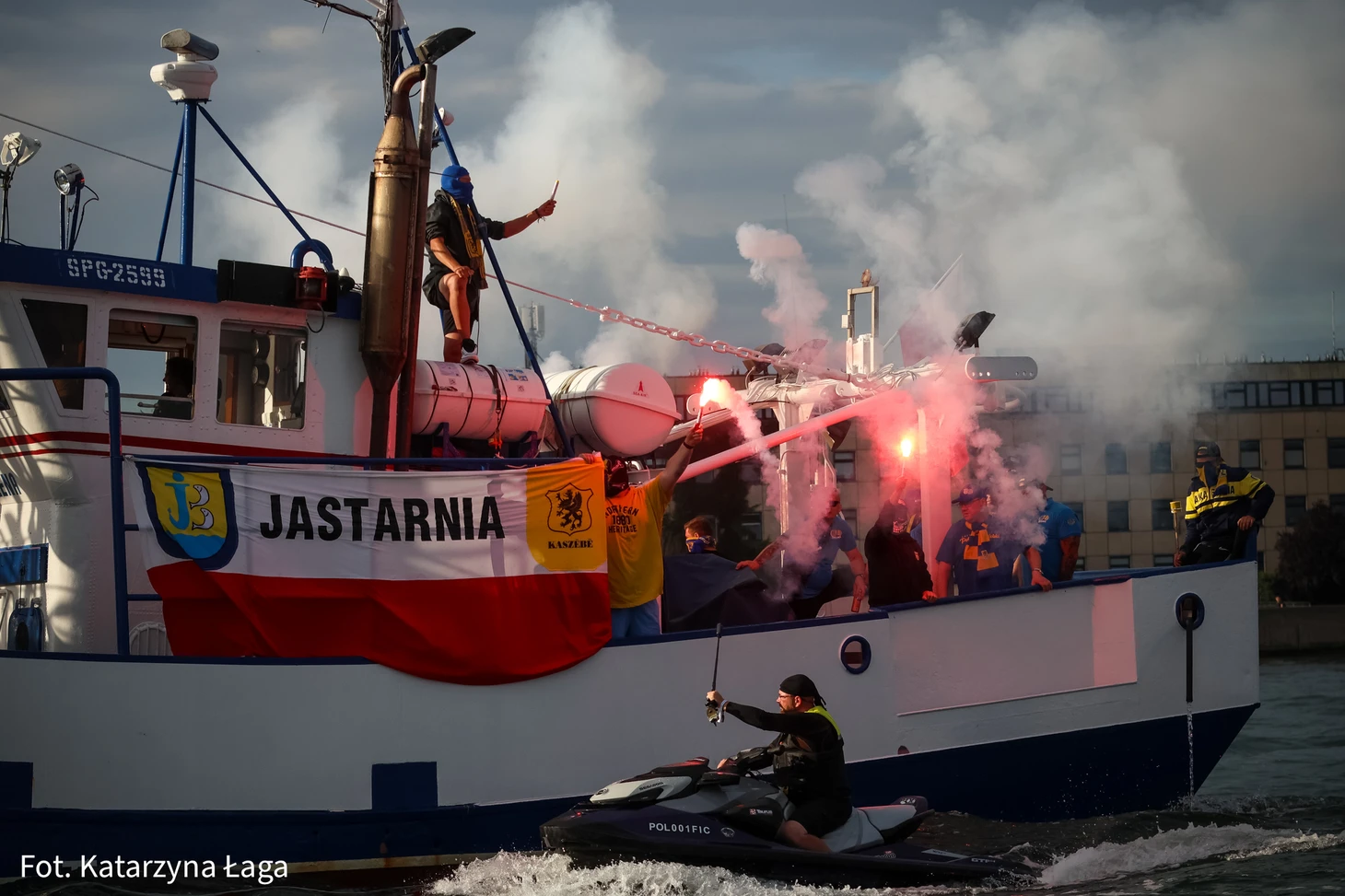 Возможно, это изображение 6 человек, огонь, лодка и текст «JASTARNI JASTARNIA Fot. Katarzyna Fot.Katarzynałaga łaga»