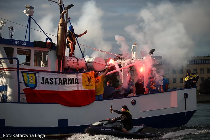 Возможно, это изображение 6 человек, огонь, лодка и текст «JASTARNI JASTARNIA Fot. Katarzyna Fot.Katarzynałaga łaga»