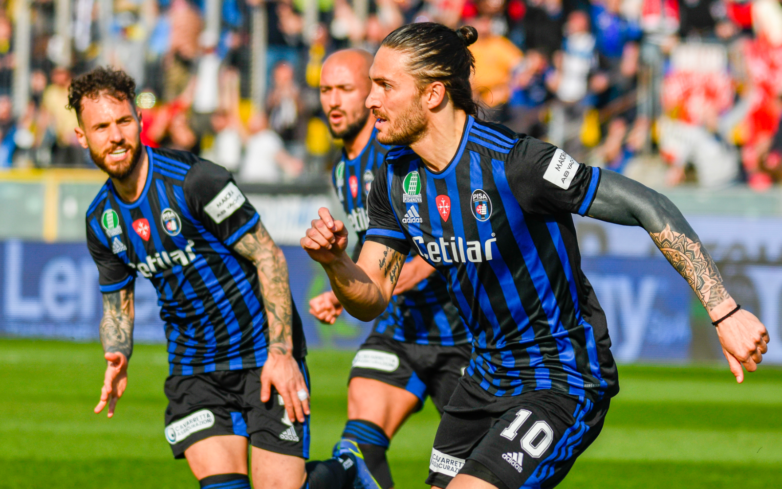 Выскочки из города наклонной башни ⚫️🔵