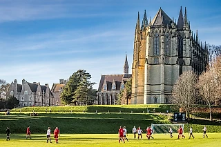 Почти как квиддич. Футбол в колледже, где могли бы снимать фильмы о Гарри Поттере