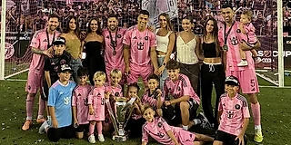 Фото дня: семьи Месси, Альбы, Суареса и Бускетса с Кубком МЛС! Для Серджи и Жорди это был последний матч в карьере