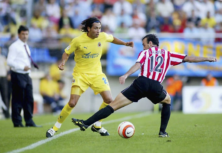 Jose Mari of Villarreal is challenged by Jesus Maria Lacruz of Athletic during the La Liga match between Villarreal v Athletic Bilbao played at the...