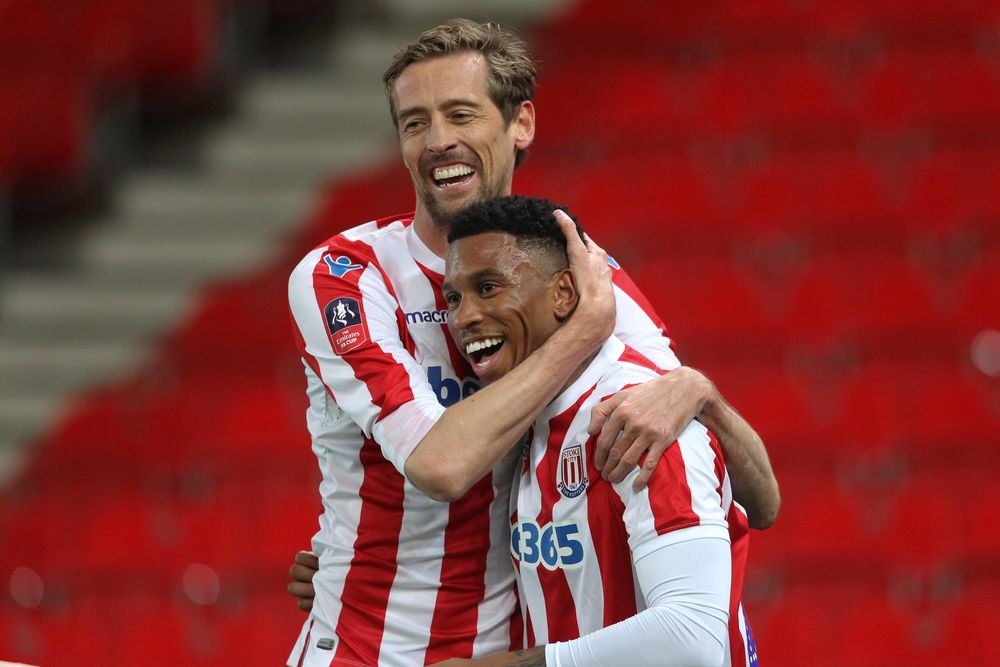 Питер Крауч завершил карьеру. Вспоминаем его танец робота, отжиг в караоке и другие истории - BOMBARDIR.ru