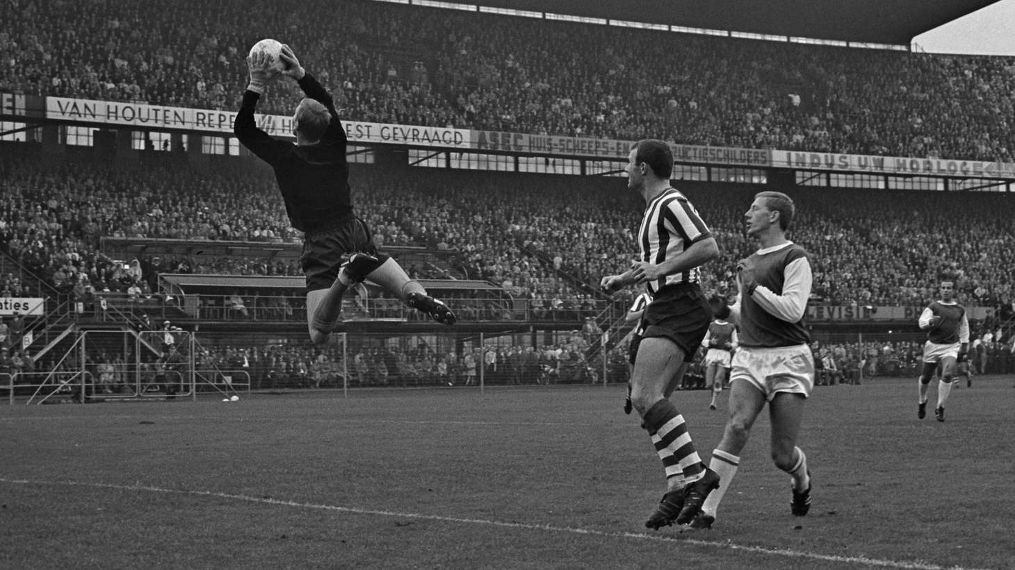 Oud-doelman Pim Doesburg (77) overleden, recordhouder aantal eredivisieduels