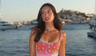 Александра Сен-Мле – невеста Шарля Леклера. Поддерживает пилота «Феррари» в паддоке вместе с таксой Лео!