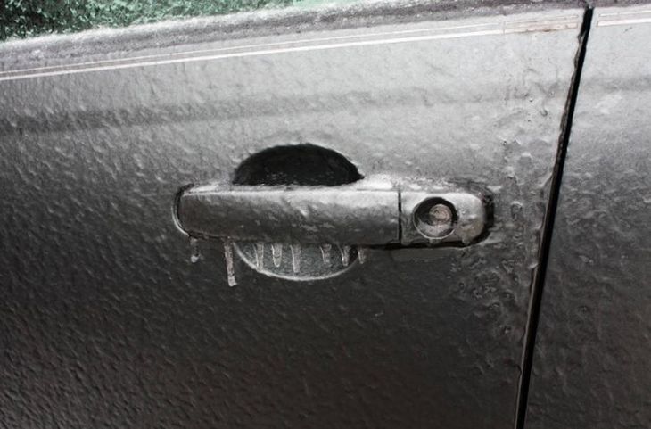 Что делать, если замерзли замки в машине?