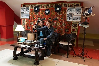 Раритетные авто, хиты дискотек и винтажная фотозона. Ретро-матч команды МХЛ в стиле 80-90-х годов