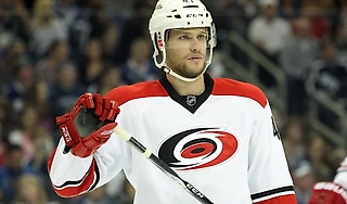 «Хотелось выпрыгнуть с парашютом и никогда не возвращаться». Как Михал Йордан бился за место в основе команды НХЛ