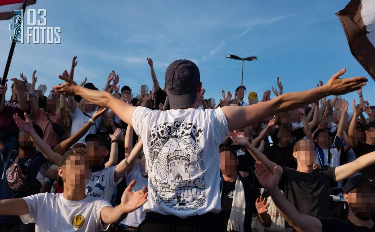 Башня Флатовтурм на футболках и баннерах фанатов «Бабельсберг 03»