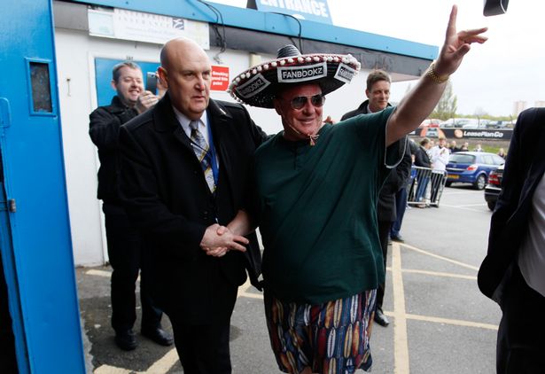 Rotherham manager Steve Evans attends clash with Leeds wearing SOMBRERO and beach shorts – The Mirror