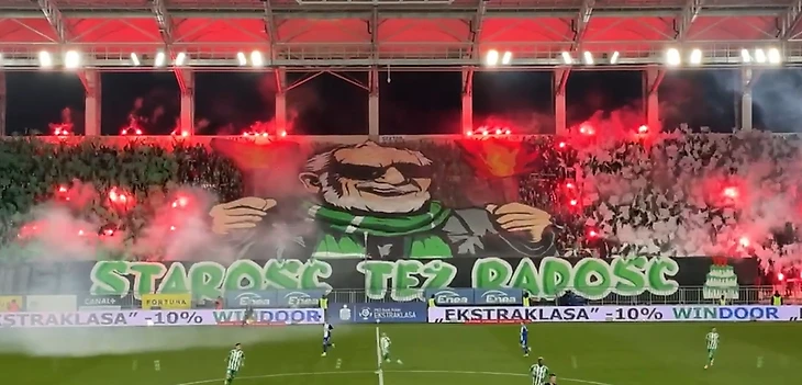 Возможно, это изображение футбол, толпа и текст