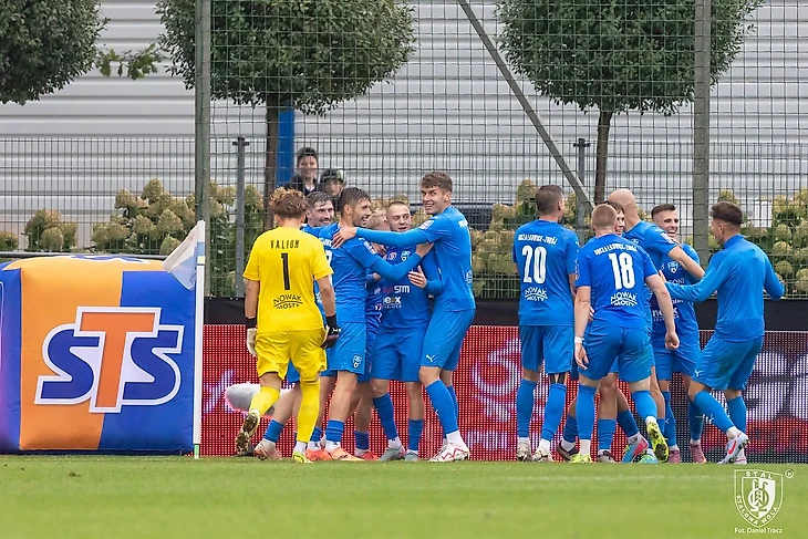 Возможно, это изображение 5 человек, люди играют в футбол, люди играют в футбол и текст