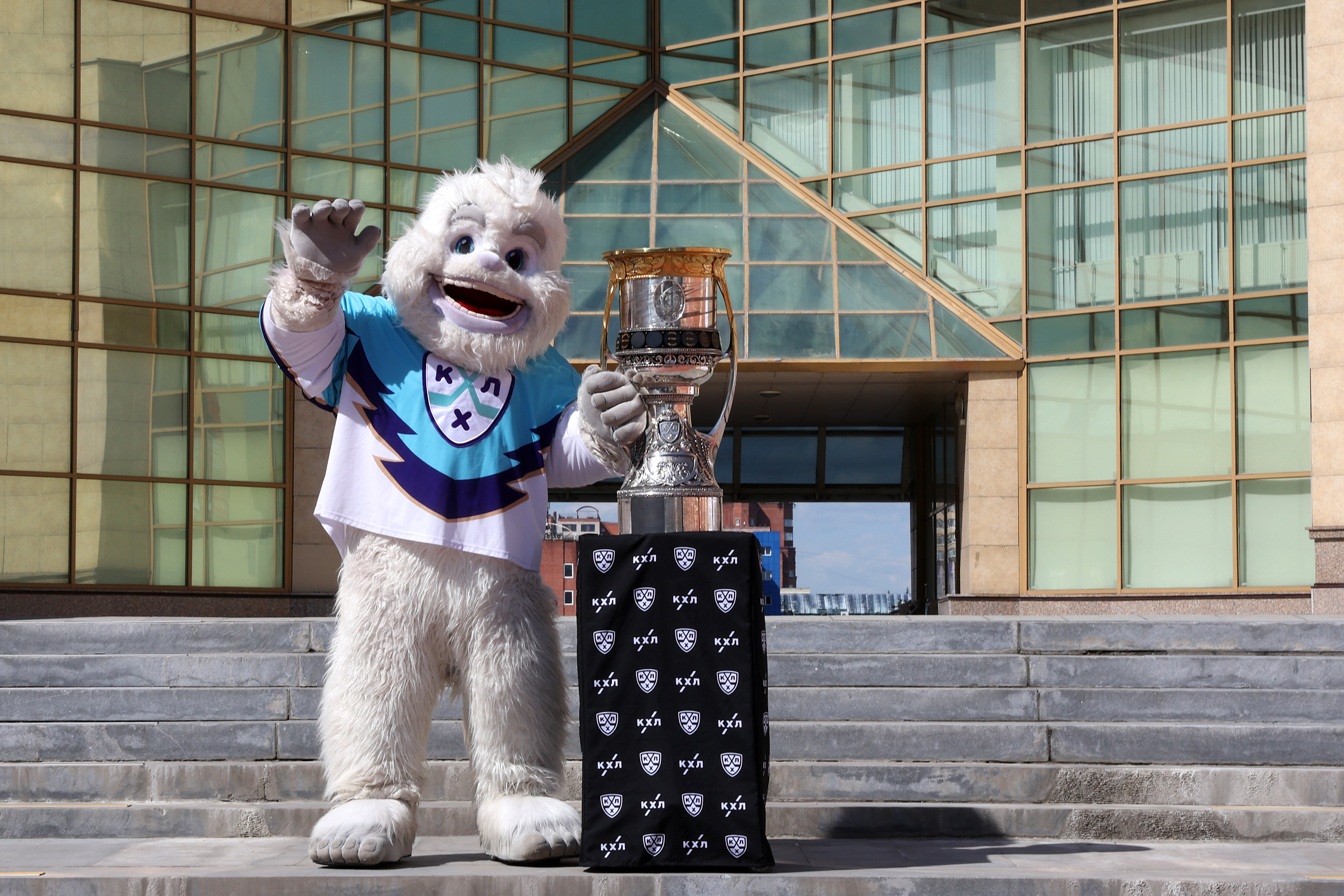 Талисман КХЛ: спустился с Эльбруса, снимается в клипах и вдохновляет детей. Почему Крут крутой?