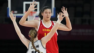 За молодежную сборную Китая дебютировала 17-летняя баскетболистка - ее рост 228 сантиметров😱😱😱