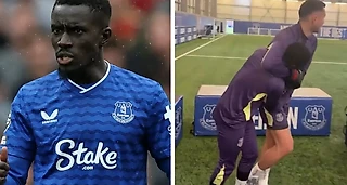 В «Эвертоне» перемирие! Кин и Гуйе в шутку подрались на импровизированном ринге и обнялись 🤣