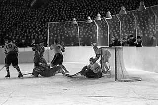 Хоккей под открытым небом: как «Лужники» 66 лет назад приютили легендарный матч ЧМ и что было после игры