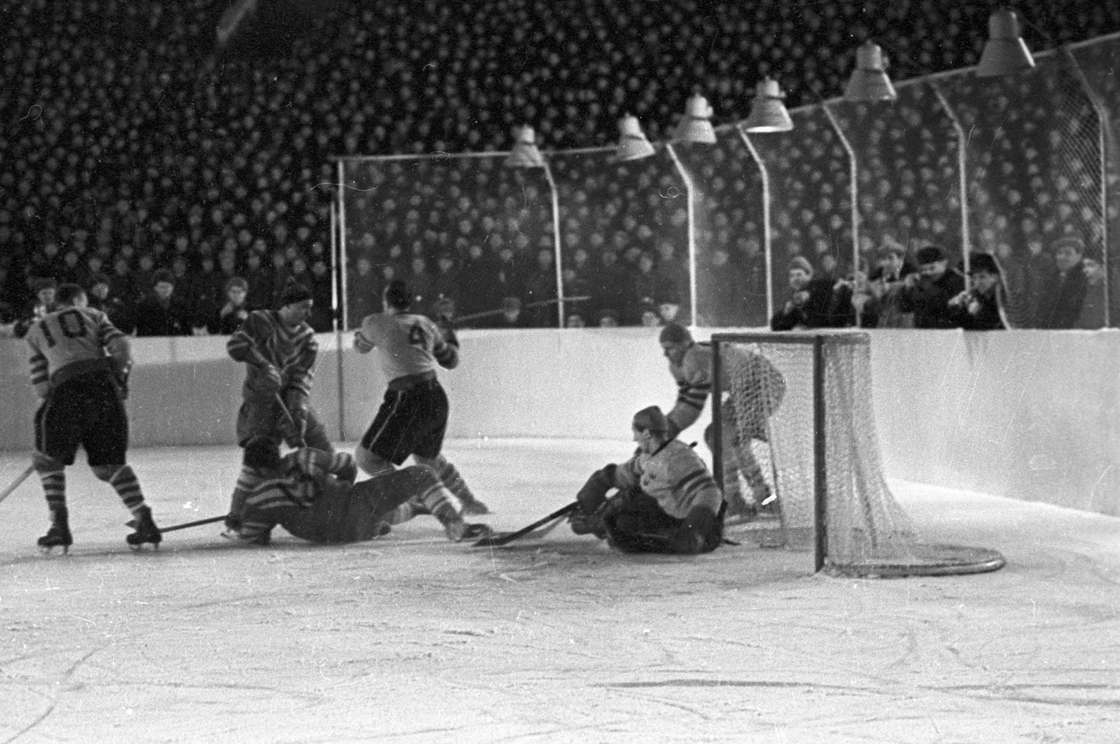 Хоккей под открытым небом: как «Лужники» 66 лет назад приютили легендарный матч ЧМ и что было после игры