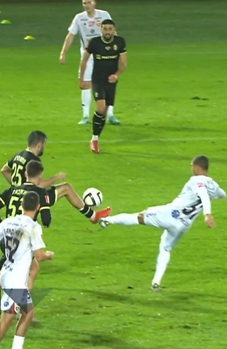 По-моему, VAR внедряли в футбол, чтобы помочь судьям исправлять явные ошибки