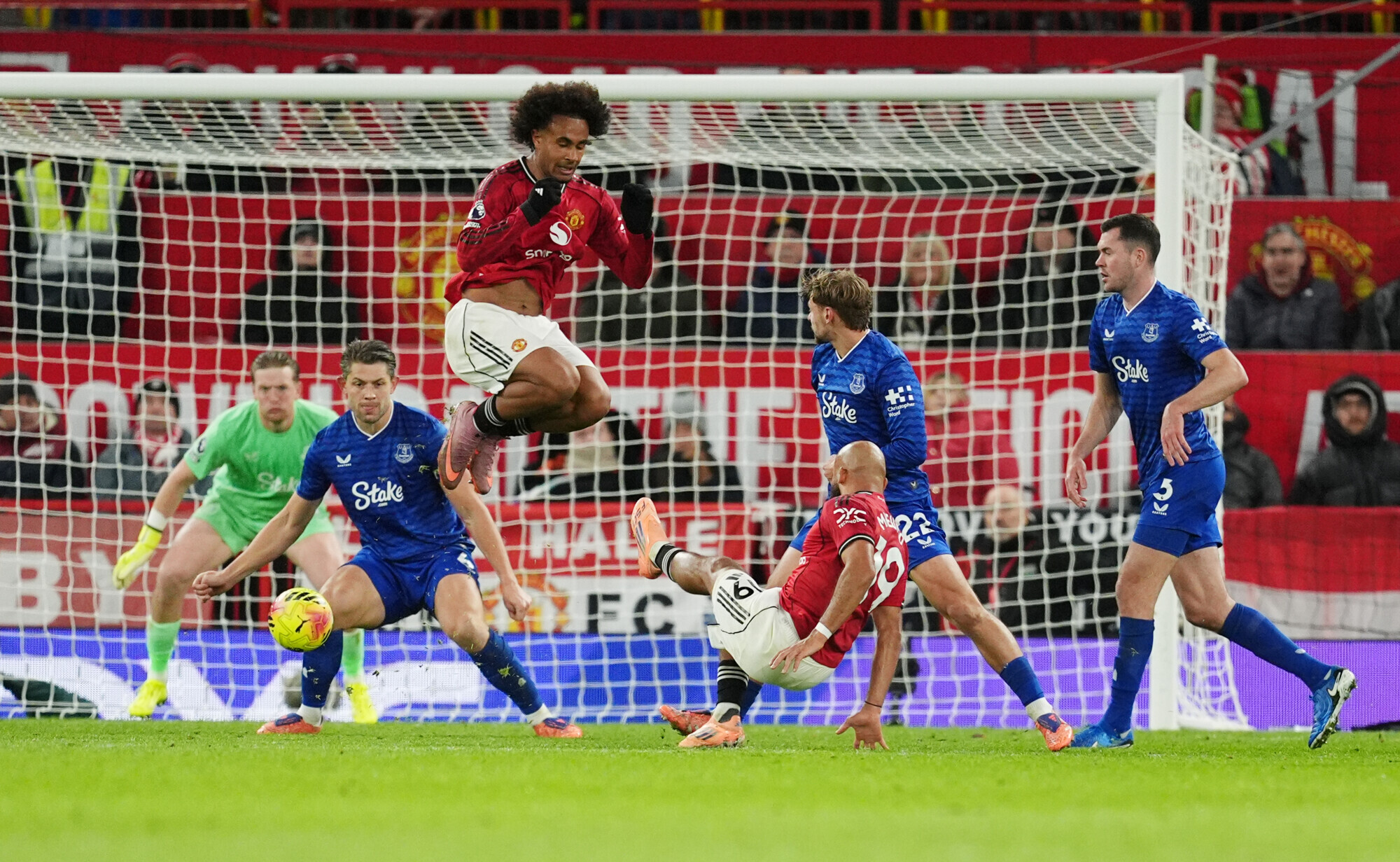 Манчестер Юнайтед» уступил «Эвертону», играя с 13‑й минуты в большинстве