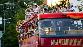 Молодежный «Спартак» провел чемпионский парад – красно-белые прокатили Кубок Харламова по столице и раздали автографы