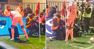 Рэшфорд остановил игру ради фотографа. Уважительный момент от игрока «Барселоны»