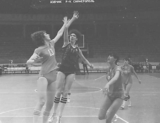 XLIХ чемпионат СССР (женщины), сезон 1981-1982. Чемпион проигрывает на финише четыре раза подряд