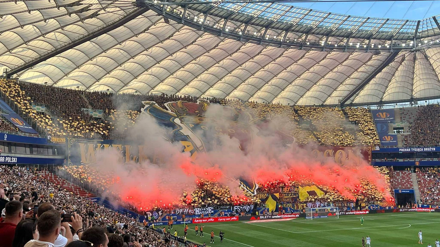 Возможно, это изображение футбол, американский футбол, толпа и текст