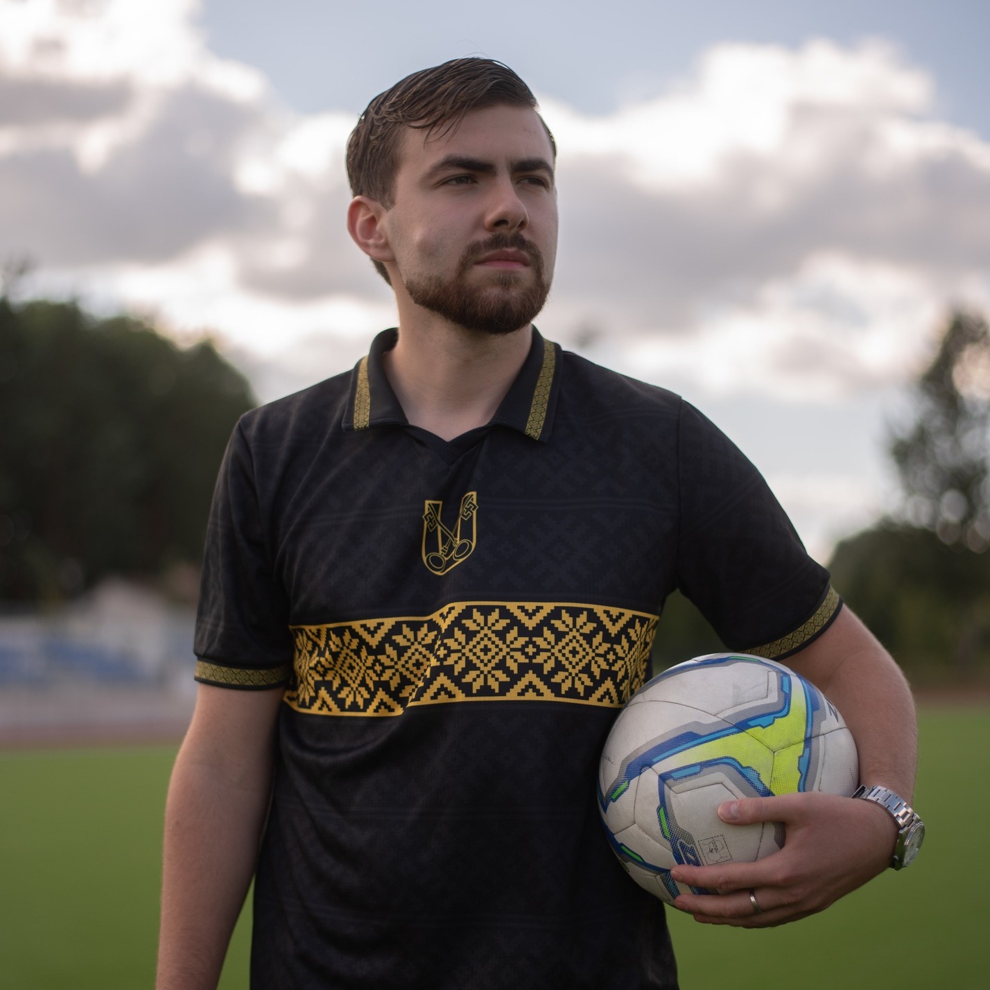 Возможно, это изображение 1 человек, играет в футбол и играет в футбол