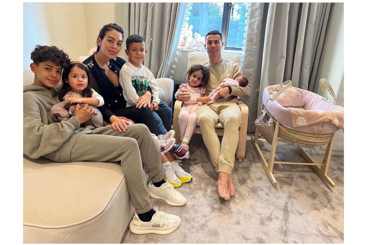 Роналду впервые после трагедии опубликовал семейное фото со всеми своими пятью детьми