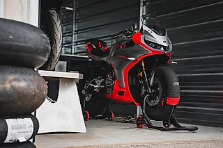 Новый QJMOTOR SRK 421 RR: возрождение эпохи «карманных ракет»