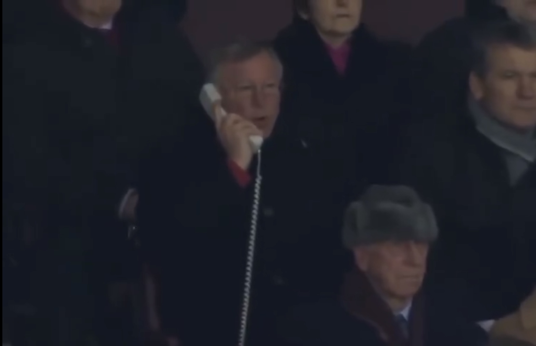 Фергюсон тоже смотрел матчи с трибуны, однажды даже умудрился позвонить оттуда по проводному телефону