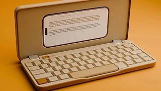 iPhone получает ретро-апгрейд: новый чехол-трансформер превращает телефон в печатную машинку