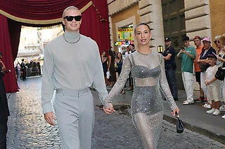 Девушка Эрлинга Холанда Изабель поразила смелым нарядом на показе Dolce & Gabbana