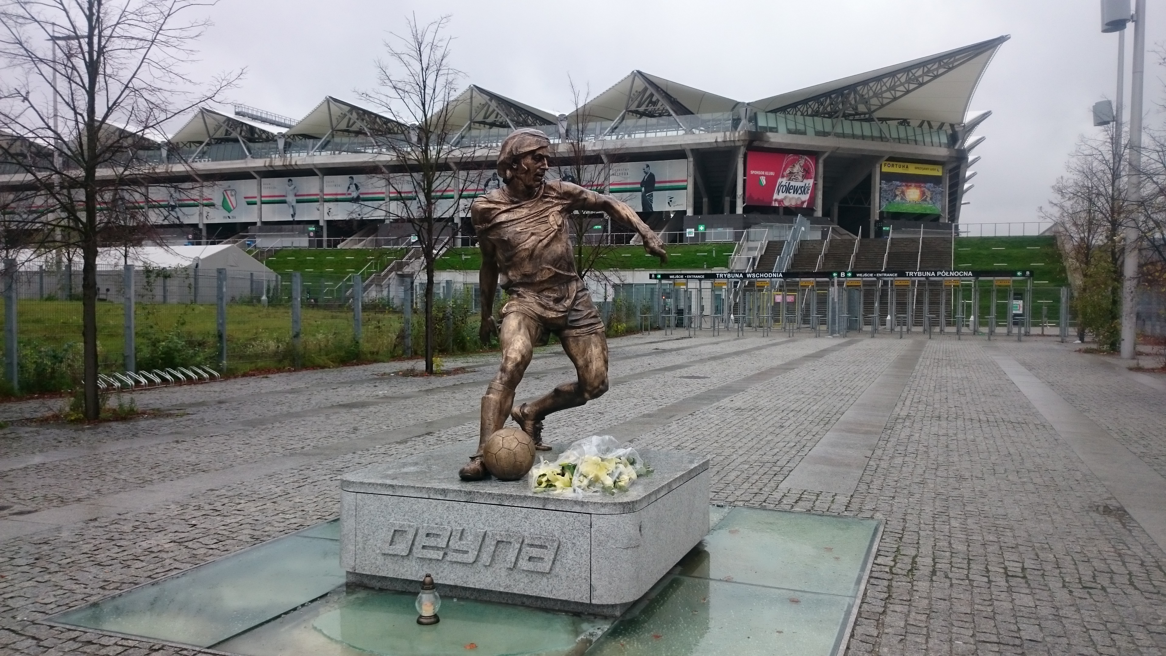 File:Statue of Kazimierz Deyna.jpg - Wikimedia Commons