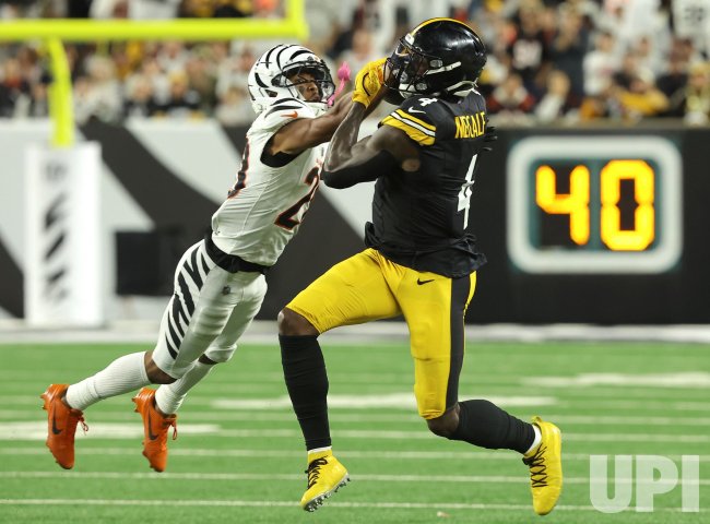 Photo: Bengals DJ Turner Makes the Interception – KYP20251016020 – UPI.com