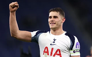 Ван де Вен – сын агента под прикрытием. Отец помогает ему всю карьеру