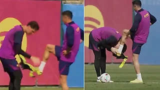 😂 Левандовски заставил Шченсны поцеловать бутсу после тренировки. Играли на наказание?